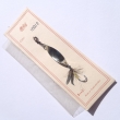 *VYDRA, druh 100/2, 38 mm. Pstruhov� a okounov� t�pytka �zk�ho tvaru, sto�en�, pevn� montovan�, jednoh��kov� s um�lou mu�kou. Niklovan�. Nesignov�no. Origin�ln� balen� na kart�.