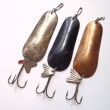 *V�H, druh 1016, velikost l�i�ky 83 mm, 33 g. Zleva st��b�en�, �ern� niklovan� a m�d�n�. V�te�n� mas�vn� hlavatkov� a �tikov� t�pytka pro p�ehradn� lov a do siln�ch proud�, se �upinkami. Nezna�en�, markanty Re-fly.