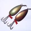 Plandav� t�pytka typu S�zava 7, velikost l�i�ky 55 mm, shora v�ha 12,30 g a 12,05 g. T�pytka l�i�kov�ho tvaru, vhodn� k lovu v�ech drav�ch ryb. Mosazn�, s jemnobarevnou (zelenou nebo �ervenou) s��ovinou. Nesignov�no. V�robce ZNAK HK.