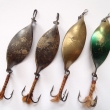 VYDRA, 65 mm. Hlavatkov� a �tikov� t�pytka podlouhl�ho sto�en�ho tvaru, s vlnit�m chodem a s trojh��kem. Vyroben� z t�k�ho mosazn�ho plechu. Zleva 20 g, 20 g, 17 g a 15 g (zelen� lakovan�). Signace Re-fly.