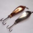 HEINTZ, druh 1039, velikost l�i�ky 85 mm. Nepostradateln� druh t�pytky rybkovit�ho tvaru. Montovan� s trojh��kem. Zleva m�d�n� (14,61 g) a niklovan� (13,18 g). Nesignov�no. V�robce ZNAK HK.