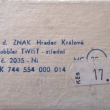 Detail popisku na krabice.