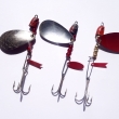 TYGR 6, druh 1006, velikost l�i�ky 40 mm, zleva v�ha 11,76 g, 11,68 g a 12,49 g. �sp�n� l�i�kov� t�pytka s trojh��kem, s olov�nou hlavi�kou. Vhodn� do siln�ch proud� a pro hlubinn� lov p��vla��. Niklovan�. Nesignov�no. V�robce DIK a ZNAK HK.