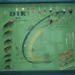 *Propagační vzorník rybářských potřeb. Výrobce DIK, provozovna 04, Hradec Králové. (pozn.: tento vzorník je dosud jediný známý kus, další podobný se třpytkami je umístěn v expozici Rybářského muzea ve Střední rybářské škole ve Vodňanech)
