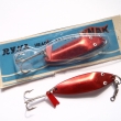 DUNAJEC, druh 1525, velikost l�i�ky 60 mm, v�ha 13,12 g. Lomen� t�pytka rybkovit�ho tvaru, ze siln�ho mosazn�ho plechu. Vrchn� strana �erven� lakovan�. Nesignov�no. Cena 5,30 K�s. V�robce ZNAK HK. Origin�ln� vakuov� balen� na kart�.