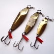 DUNAJEC, zleva druh 1088 (70 mm, 19,00 g), druh 1089 (60 mm, 14,37 g) a druh 1090 (45 mm, 9,95 g). Lomen� t�pytka rybkovit�ho tvaru, ze siln�ho mosazn�ho plechu. Nesignov�no. V�robce ZNAK HK.