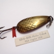 S�ZAVA 7, druh 1003, velikost l�i�ky 55 mm, v�ha 11,69 g. T�pytka l�i�kov�ho tvaru se �upinkami, vhodn� k lovu v�ech drav�ch ryb. Mosazn�, spodn� strana �erven� lakovan�. Nesignov�no. V�robce DIK HK.