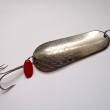 V�H, druh 1016, velikost l�i�ky 83 mm, v�ha 34,41 g. V�te�n� mas�vn� hlavatkov� a �tikov� t�pytka pro p�ehradn� lov a do siln�ch proud�, se �upinkami. Niklovan�, spodn� strana mosazn�. Signace RYNA. V�robce ZNAK HK.