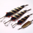 LIPNO, shora velikost lžičky 90 mm (19,36 g), 75 mm (18,99 g), 60 mm (10,30 g) a 45 mm (5,48 g). Mosazná. Vrchní strana s raženými šupinami, s dekorem (č. 120). Nesignováno nebo signace RYNA. Výrobce ZNAK a J.M.B. RYNA.