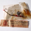 *METUJE (Metuj), druh 30/1, velikost l�i�ky 13 mm, 1,02 g. V�te�n� pstruhov� a bolenov� t�pytka s vym�nitelnou velkou vl��ec� mu�kou, v�zanou na jednoh��ku. Niklovan�. Nesignov�no. Cena 2,40 K�s. V�robce ZNAK HK. Origin�ln� balen� v celof�nov�m s��ku.