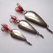ISLAND, zleva velikost l�i�ky 37 mm, v�ha 5,46 g, velikost l�i�ky 50 mm, v�ha 9,58 g a velikost l�i�ky 63 mm, v�ha 17,87 g. ��dan� typ t�pytky, se �upinkami, s ope�en�m trojh��kem. Niklovan�. Nesignov�no nebo signace RYNA. V�robce ZNAK a J.M.B. RYNA.