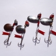 JISKRA s olov�nou hlavi�kou, zleva druh 51/3, velikost l�i�ky 22 mm, 4,49 g (m�d�n�) a 4,77 g (niklovan�) a druh 51/4, velikost l�i�ky 28 mm, 4,93 g a 5,68 g. Pstruhov� a okounov� t�pytka l�i�kov�ho tvaru, pro siln�j�� proudy, s trojh��kem. Nesignov�no.