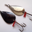 *HRON, druh 1005, 55 mm, 15 g. �tikov� t�pytka l�i�kov�ho tvaru, se �upinkami, s trojh��kem. �ern� niklovan� a niklovan�. Signace Re-fly.