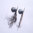 STREAMER - Gorgeous Catch, velikost l�i�ky 22 mm, v�ha cca 3,55 g. Um�l� n�straha vyr�b�n� min. v 11 variant�ch, montovan� s rota�n� t�pytkou a trojh��kem (typ bez t�pytky se jmenuje Streamer - Ample Catch). Niklovan�. Nesignov�no.