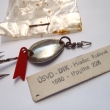 PROUD, druh 228, velikost l�i�ky 22 mm, v�ha 2,77 g. Univerz�ln� l�i�kov� t�pytka s trojh��kem, v�dy �sp�n�. Niklovan�. Nesignov�no. V�robce DIK HK. Origin�ln� balen� v celof�nov�m s��ku.