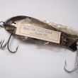 *HEINTZ, druh 1041, velikost l�i�ky 120 mm, v�ha 33,47 g. Nepostradateln� druh t�pytky rybkovit�ho tvaru. Montovan� s 2 trojh��ky. Niklovan�. Nesignov�no. V�robce DIK HK. Origin�ln� balen� v celof�nov�m s��ku.