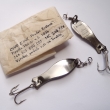 HEINTZ, druh 1036, velikost l�i�ky 45 mm, v�ha 3,78 g. Nepostradateln� druh t�pytky rybkovit�ho tvaru. Montovan� s trojh��kem. Niklovan�. Nesignov�no. Cena 2,40 K�s. V�robce ZNAK HK. Origin�ln� balen� v pap�rov� ob�lce.