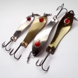 PERLA, zleva velikost 65 mm (6,96 g), velikost 75 mm (11,24 g) a velikost 85 mm (12,57 g, 13,01 g). Třpytka rybkovitého tvaru, s červeným skleněným nebo umělohmotným očkem. Montovaná s 1 trojháčkem. Ni, Ms nebo Ni/Ms. Nesignováno. Výrobce ZNAK HK.