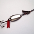 FAVORIT, druh 704, velikost l�i�ky 28 + 16 mm, v�ha 3,68 g. Dvoud�ln� kombinovan� t�pytka, l�i�ka s k�id�lkovou vrtulkou, zvlṻ osv�d�en� p�i lovu bolen�. Montovan� s trojh��kem. Niklovan�. Nesignov�no.