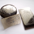 Tab�kov� pouzdro, v. �. 22050. V�robce ZNAK HK. Vpravo pouzdro na vizitky. V�robce J.M.B. RYNA.