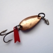 PROUD, druh 229, velikost l�i�ky 28 mm, v�ha 3,82 g. Univerz�ln� l�i�kov� t�pytka s trojh��kem, v�dy �sp�n�. M�d�n�. Nesignov�no. V�robce DIK HK.