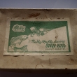 *Papírová krabička s kartou umělých mušek Re-fly. Krabička byla s velkou pravděpodobností vyrobená firmou František Nutil, Solnice, viz. objednávky pana Čeňka Resla z konce roku 1947.