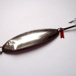 JIZERA, druh 1018, velikost l�i�ky 90 mm, v�ha 23,24 g. �sp�n� �tikov� a hlavatkov� t�pytka podlouhl�ho tvaru, s trojh��kem. Niklovan�, spodn� strana �erven� lakovan�. Nesignov�no. V�robce DIK HK.
