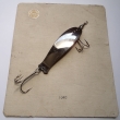 *HEINTZ, druh 1040, velikost l�i�ky 100 mm. Nepostradateln� druh t�pytky rybkovit�ho tvaru. Montovan� s 2 trojh��ky. Niklovan�. Nesignov�no. V�robce DIK HK. Origin�ln� balen� na kart� (cenov� p�ir�ka 3%).