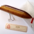 *MURIN (Murin II.), druh 2010, 100 mm, 20 g. V�te�n� druh wobbleru doutn�kov�ho tvaru, �sp�n� pro lov hlavatek a �tik, obl�ben� ve slovensk�ch vod�ch. Jednod�ln�, pest�e malovan�, montovan� s 2 trojh��ky.