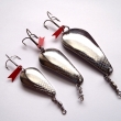 ISLAND, zleva druh 1062, velikost lžičky 37 mm, váha 5,26 g, druh 1063, velikost lžičky 50 mm, váha 9,63 g a druh 1064, velikost lžičky 63 mm, váha 17,66 g. Žádaný typ třpytky, se šupinkami, s trojháčkem. Niklovaná. Nesignováno nebo signace RYNA.