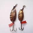 Třpytky Mušle, zleva druh 1048 (5,72 g) a druh 1047 (4,15 g). Měděná. Nesignováno. Výrobce ZNAK HK.