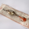 *VYDRA, ��slo 6, 50 mm, 14 g. Hlavatkov� a �tikov� t�pytka podlouhl�ho sto�en�ho tvaru, s vlnit�m chodem a s trojh��kem. Mosazn�. Signace Re-fly. Origin�ln� balen� na kart�.
