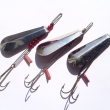 VLTAVA, druh 1015, velikost l�i�ky 76 mm, zleva v�ha 14,37 g, 17,90 g a 20,50 g. �tikov� a hlavatkov� t�pytka podlouhl�ho tvaru, montovan� na siln�m mosazn�m dr�tu (vpravo), s kovov�mi nebo sklen�n�mi kor�lky na ose, s trojh��kem a s �erven�m st�ape�kem.