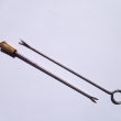 Jehla vynd�vac�, druh 3057, d�lka 140 mm. Na vypro��ov�n� h��k� z uloven� ryby, z ocelov�ho dr�tu. Niklovan�. Z origin�ln�ho vzorn�ku DIK HK (vpravo). Vlevo jehla vynd�vac� zasazen� pevn� do z�tky bambusov�ho pouzdra. V�robce DIK HK.