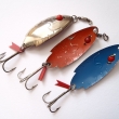 �ERVENOO�KA, shora druh 2103, velikost l�i�ky 60 mm, v�ha cca 12,80 g. T�pytka rybkovit�ho tvaru, s �erven�m um�lohmotn�m o�kem, s vroubkovit�m povrchem. Niklovan�, spodn� strana �erven� nebo mod�e lakovan�. Nesignov�no. V�robce ZNAK a J.M.B. RYNA.