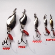 VYDRA, druh 100/20, velikost l�i�ky 38 mm, v�ha 4,03 g a druh 100/10, velikost l�i�ky 28 mm, v�ha 2,31 g. Pstruhov� t�pytka �zk�ho tvaru, sto�en�, montovan� s trojh��kem. Niklovan� nebo mosazn�. Nesignov�no. V�robce DIK a ZNAK HK.
