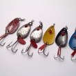 SÁZAVA, velikost lžičky 40 mm. Niklovaná, spodní strana červeně (8,01 g), žlutě (7,90 g), černě (8,49 g) nebo modře (8,23 g) lakovaná. Nesignováno. Výrobce DIK, ZNAK a J.M.B. RYNA.