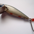 *Wobbler Re-fly. D�ev�n� lakovan� rybka (modr� h�bet), d�lka 80 mm, v�ha 9 g, jednod�ln�, montovan� s 1 dvojh��kem a kovovou lopatkou se signac�. Rarita!