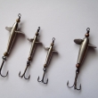 BLESK, zleva druh 60/3, 35 mm, druh 60/1, 25 mm a druh 60/0, 20 mm. Niklovan�. Vpravo niklovan� devon, velikost 30 mm, 12 g. Vhodn� do siln�ch proud�.