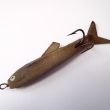 STŘEVLE, druh 70/2, velikost 60 mm, váha 2,5 g. Gumová rybka, pestře malovaná, oblíbená a úspěšná při lovu pstruhů. Nesignováno, markanty Re-fly.