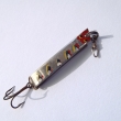 REV�CA, druh 1056, velikost l�i�ky 45 mm, v�ha 6,35 g. V�te�n� nejnov�j�� druh t�pytky ve 3 velikostech, s kol�bav�m a vysoce dr�div�m chodem, s trojh��kem. Niklovan�, vrchn� strana ru�n� malovan�. Nesignov�no. V�robce DIK HK.