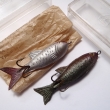 STŘEVLE, druh 70/2, velikost 60 mm, 3 g. Gumová rybka, pestře malovaná, oblíbená a úspěšná při lovu pstruhů, montovaná s dvojháčkem. Cena 4 Kčs. Výrobce ZNAK HK. Různé odstíny.