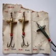 *BLESK, velikost 1, d�lka 25 mm, 3 g. Zleva mosazn�, vpravo niklovan�, ru�n� pomalovan�. Montov�n na strunov�m ocelov�m dr�tu, nasazen� na sklen�n�, lehce ot��iv� kor�lky, s trojh��kem, zav�en�m na spir�lov�m o�ku, lehce vym�niteln�m.