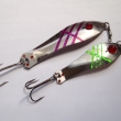 PERLA, shora velikost 100 mm, váha 22,48 g a velikost 75 mm, váha 11,09 g. Třpytka rybkovitého tvaru, s červeným skleněným očkem. Montovaná s 1 trojháčkem. Niklovaná, s holografickou nálepkou. Nesignováno. Výrobce ZNAK HK.