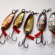 DELFÍN, druh 1051, velikost lžičky 43 mm. Zleva měděná (7,66 g), mosazná (7,61 g, 7,26 g) a niklovaná (8,92 g, 9,23 g). Výrobce DIK a ZNAK HK.