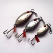 ČERVENOOČKA, shora druh 2103 (60 mm, 12,76 g) a druh 2025 (45 mm, 8,35 g a 37 mm, 5,12 g). Třpytka rybkovitého tvaru, s červeným skleněným očkem, s vroubkovitým povrchem. Výtečná štiková třpytka. Niklovaná, spodní strana červeně lakovaná.
