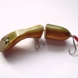 *�HO��K, druh 2005, 110 mm, 23 g. Hlavatkov� dvoud�ln� pohybliv� d�ev�n� rybka, velmi ��inn�, montovan� s 2 trojh��ky, pest�e malovan�, se �upinkami.