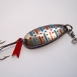 DELF�N, druh 1051, velikost l�i�ky 43 mm, v�ha 9,23 g. Sumcov� a cand�t� t�pytka ov�ln�ho tvaru, mas�vn�, v jemn�m proveden�, s trojh��kem. Niklovan�, vrchn� strana barevn� lakovan�. Signace RYNA. V�robce ZNAK HK.