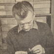 Odborníkem v úpravě pestrobarevných mušek je v lidovém družstvu DIK Hradec Králové Čeněk Resl ml. (Československé RYBÁŘSTVÍ, březen 1958)