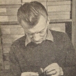 Odborn�kem v �prav� pestrobarevn�ch mu�ek je v lidov�m dru�stvu DIK Hradec Kr�lov� �en�k Resl ml. (�eskoslovensk� RYB��STV�, b�ezen 1958)